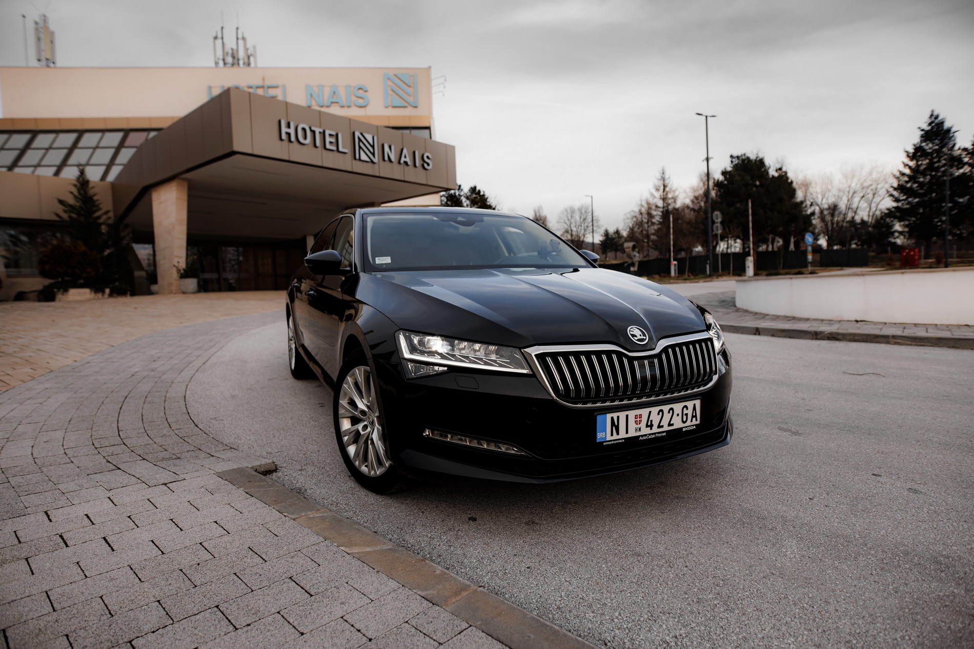 Limuzina ispred sale