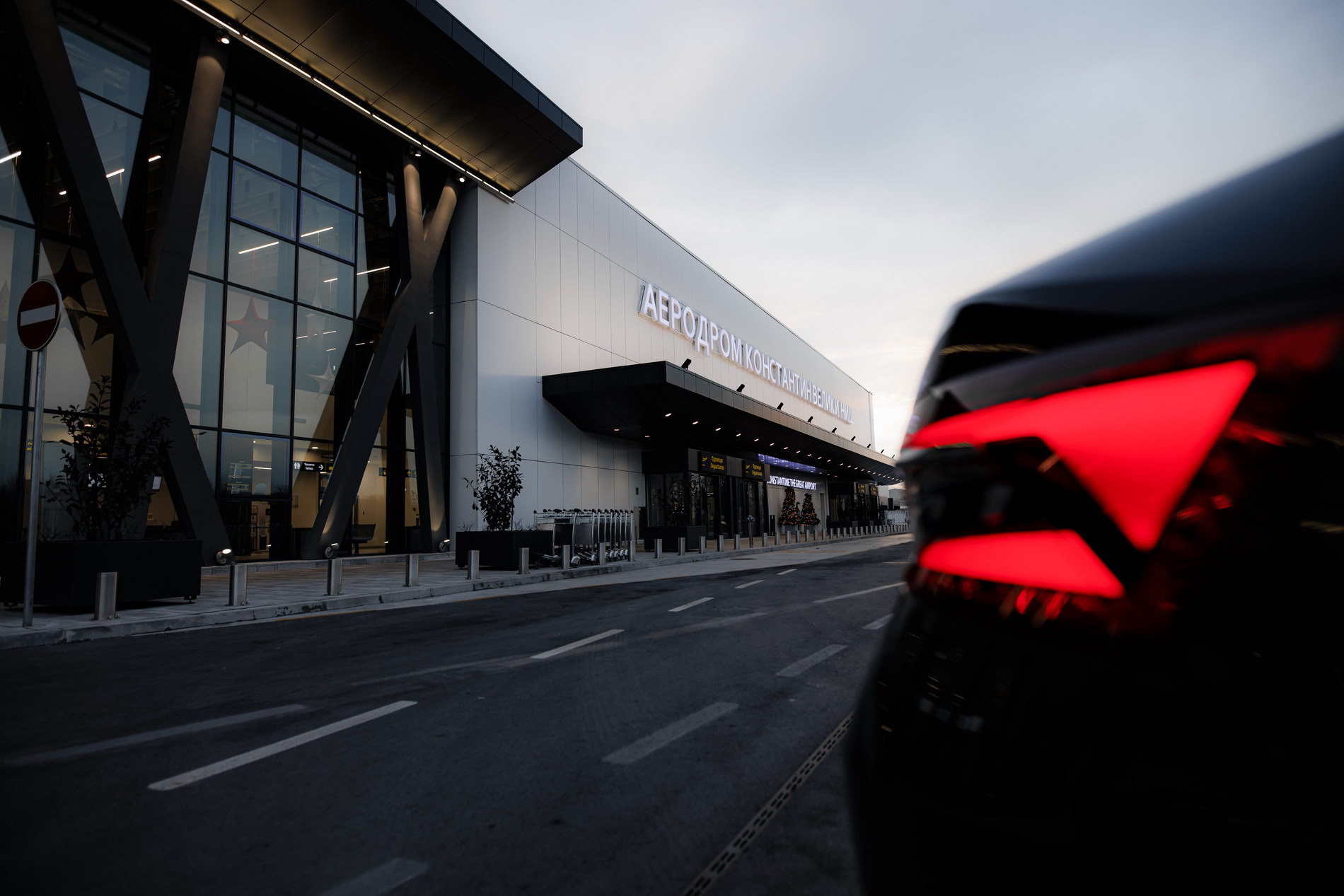 Limuzina u večernjem gradu