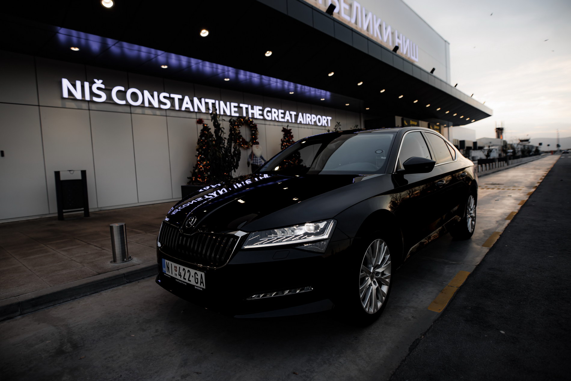 Škoda Superb - luksuzna crna limuzina Voyager Limo Niš