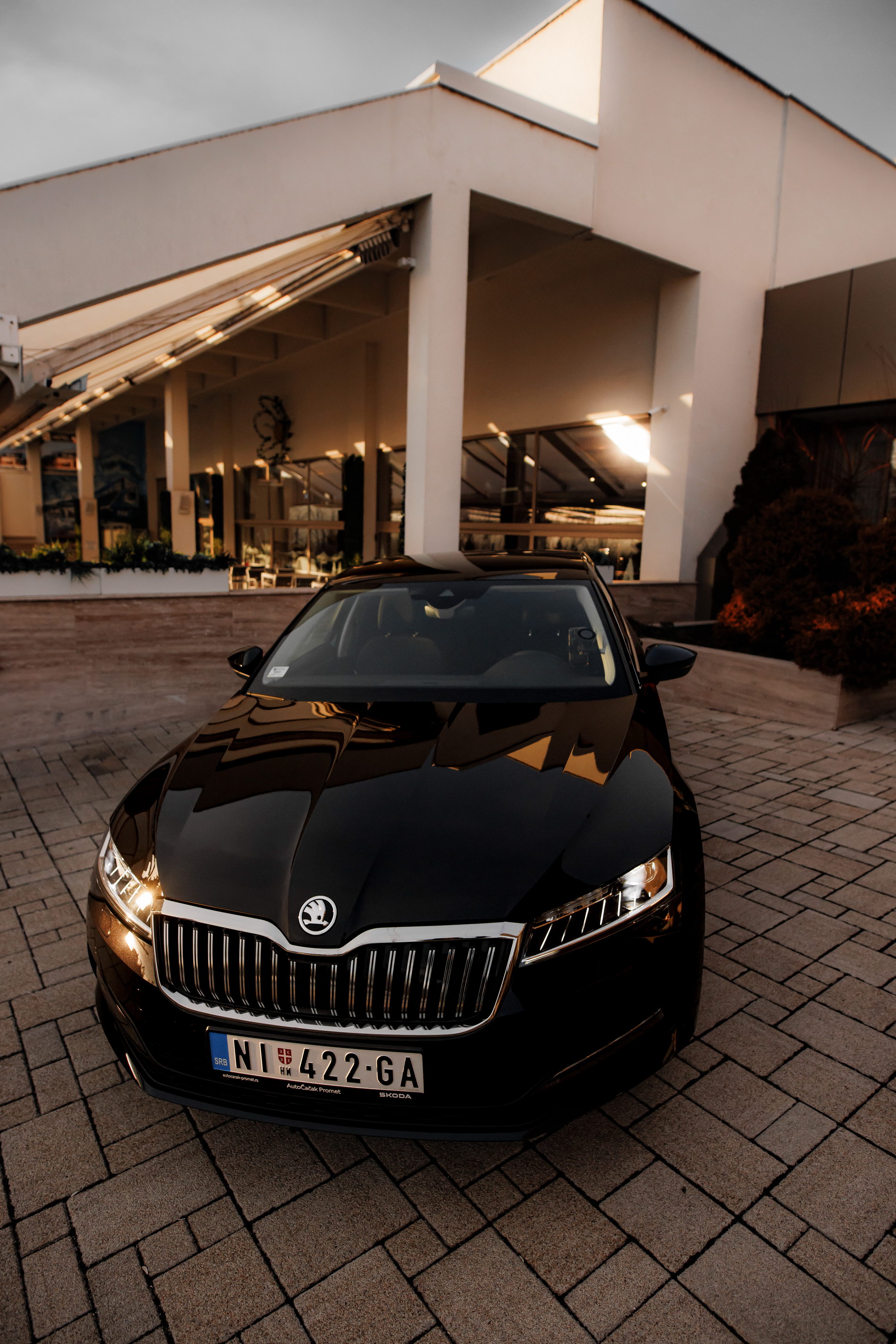 Limuzina ispred hotela